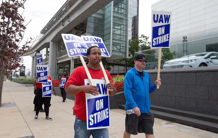 Miembros del sindicato United Auto Workers (UAW) participan en una huelga, en una fotografía de archivo.