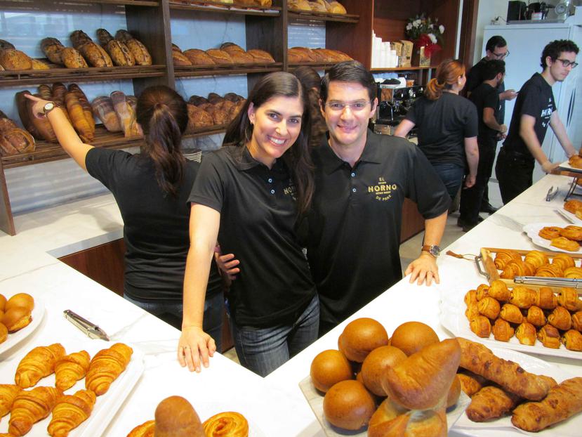 El panadero principal de El Horno de Pane y abogado de profesión, Carlos Ruiz, junto a su esposa Alice Joan Pérez.