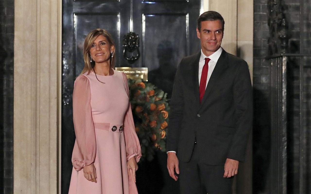 El presidente de España sopesa dimitir tras acusaciones de corrupción contra su esposa