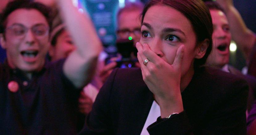 Alexandria Ocasio-Cortez el día de su sorpresiva victoria en las elecciones legislativas del 2018. (Netflix via AP)