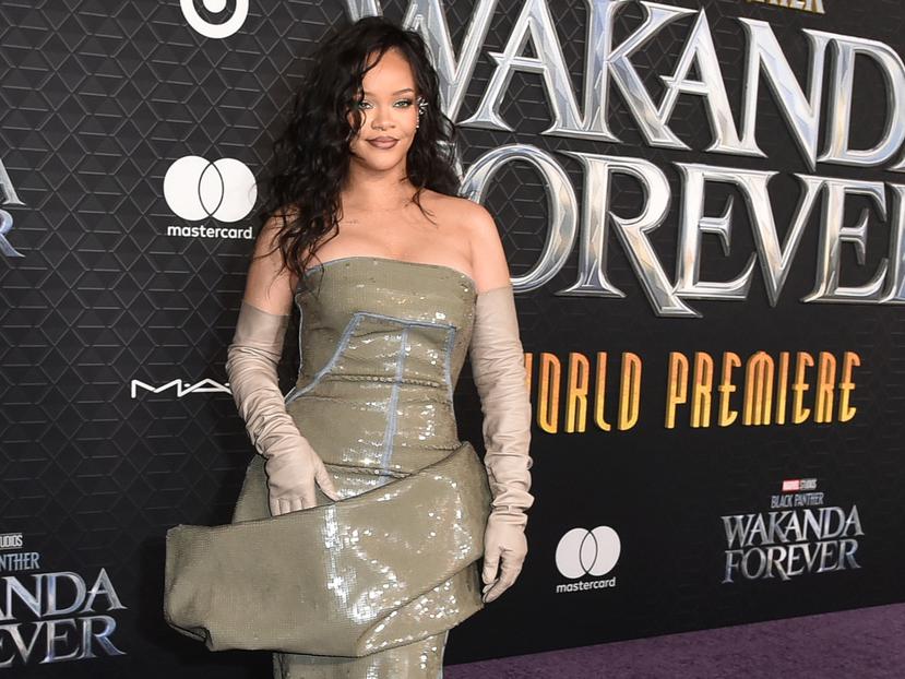 Rihanna llega al estreno mundial de "Black Panther: Wakanda Forever" el miércoles 26 de octubre de 2022 en el Teatro Dolby en Los Angeles.