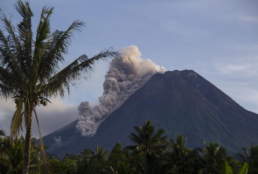 El volcán Monte Merapi arroja material volcánico por sus laderas durante una erupción en Sleman, Indonesia, el sábado 27 de marzo de 2021.