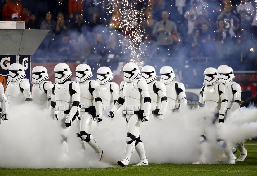 Stormtroopers marchan sobre el Solder Field de Chicago durante la presentación del trailer "Star Wars: The Last Jedi". (AP)