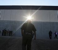 Un agente de la Patrulla Fronteriza de Estados Unidos camina hacia el muro fronterizo en McAllen, Texas, el 29 de octubre de 2020.