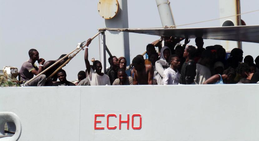 Un bote de la organización no gubernamental 'Save the Children' también rescató a unos 90 migrantes a bordo de un pequeño bote. (EFE)