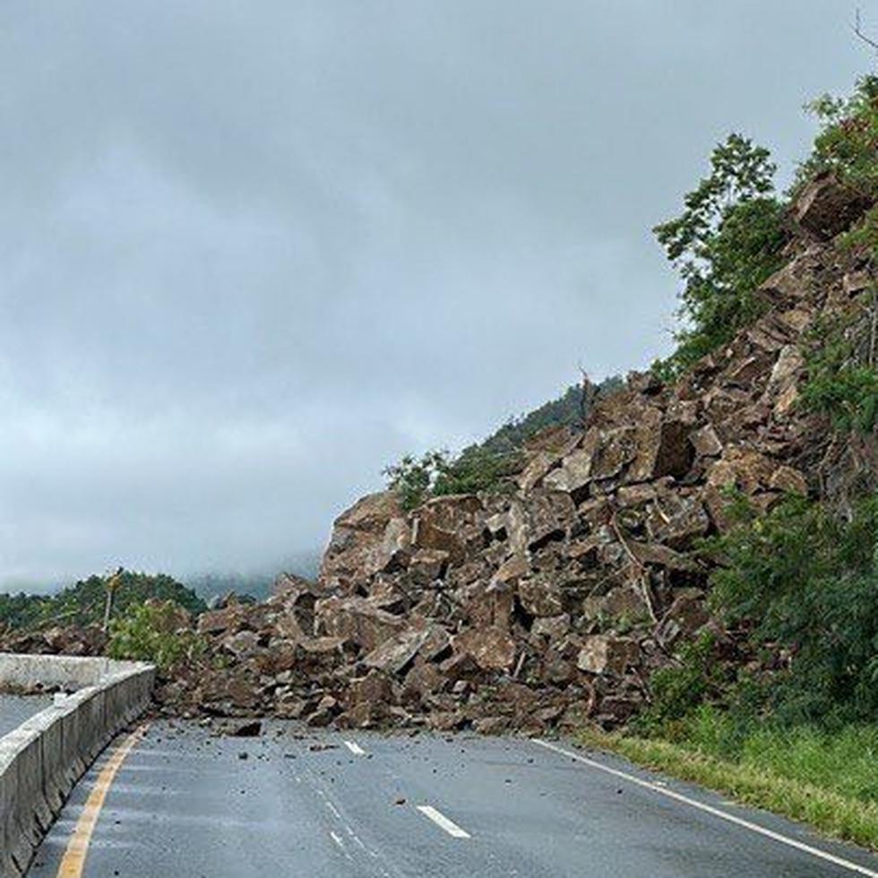 Desprendimiento de rocas en la PR-52, de Salinas a Cayey.