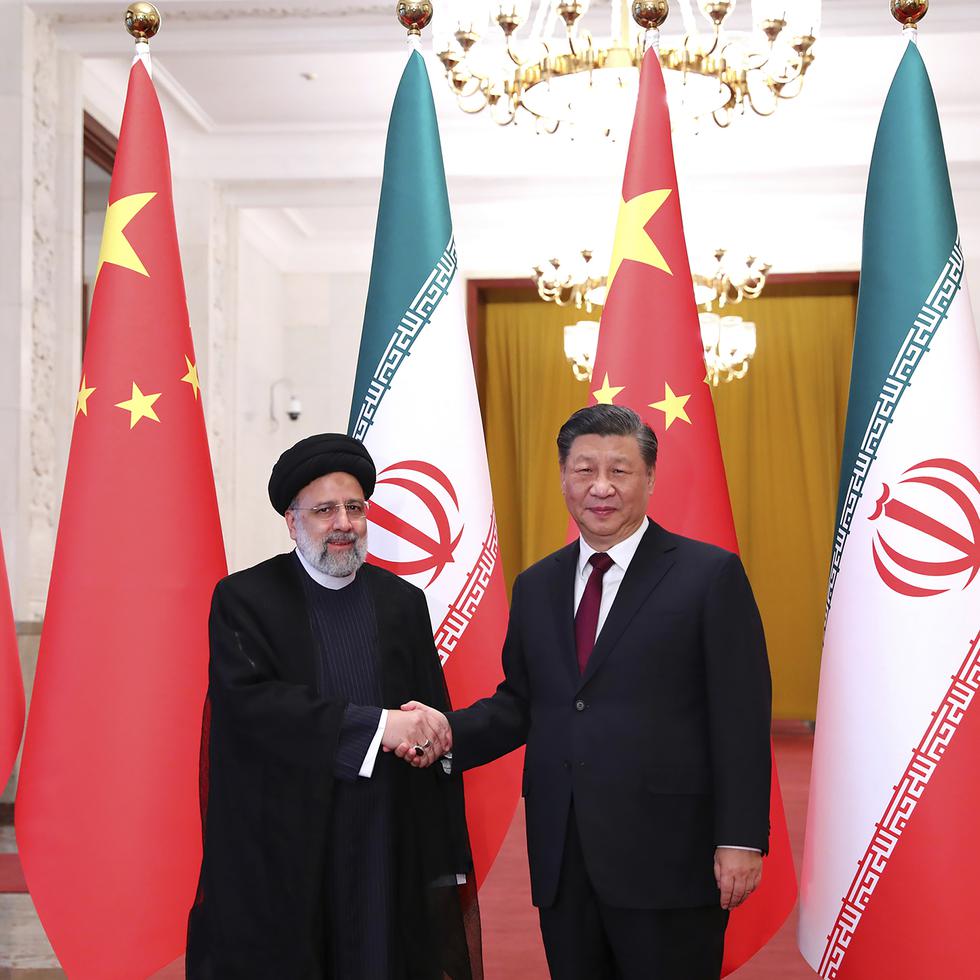El presidente Ebrahim Raisi, izquierda, saluda a su homólogo chino Xi Jinping en una ceremonia oficial de bienvenida en Beijing, el martes 14 de febrero de 2023.