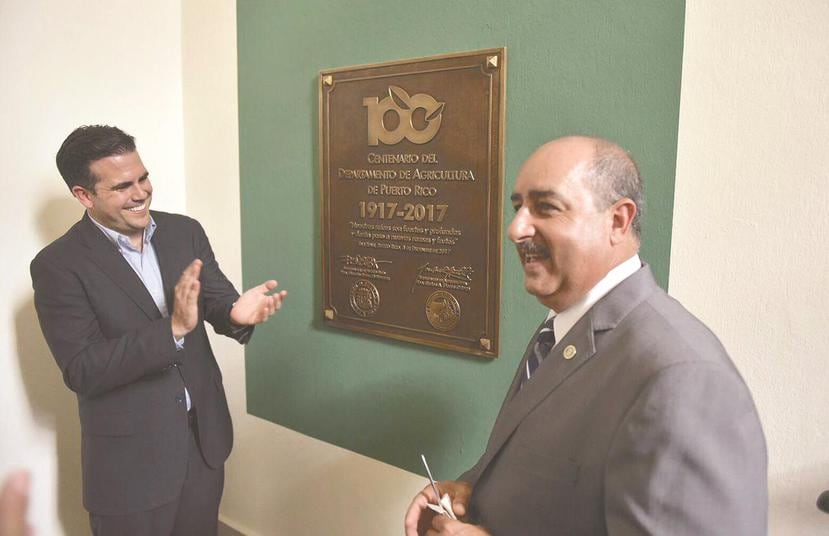 El gobernador Ricardo Rosselló y el secretario de Agricultura, Carlos Flores, develan la tarja conmemorativa del centenario de la agencia. (Suministrada)