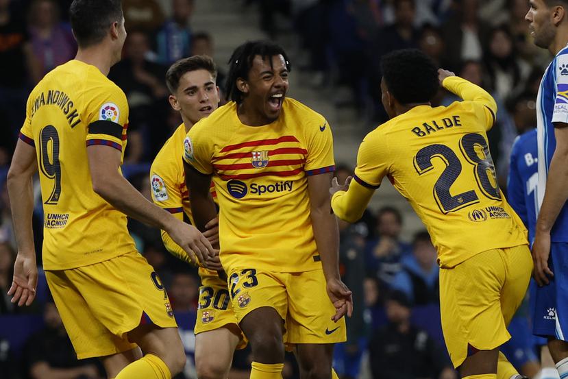 Jules Kounde, al centro, celebra el cuarto gol del Barcelona el domingo.