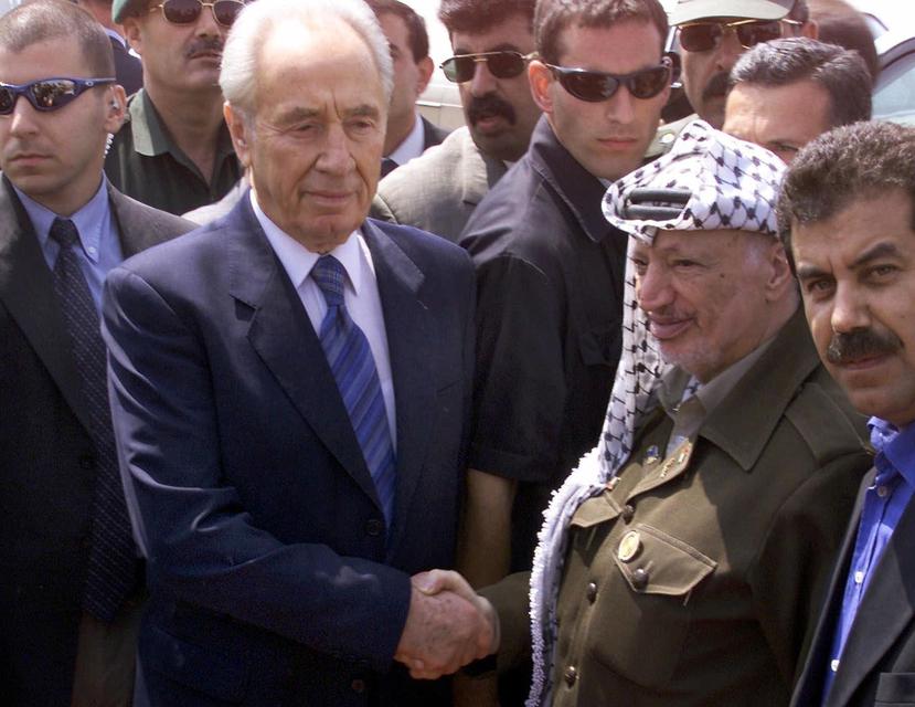 Peres (i), aquí saludando al líder palestino Yasser Arafat, era uno de los líderes más admirados de su país, dentro y fuera de sus fronteras. (Archivo / AP)