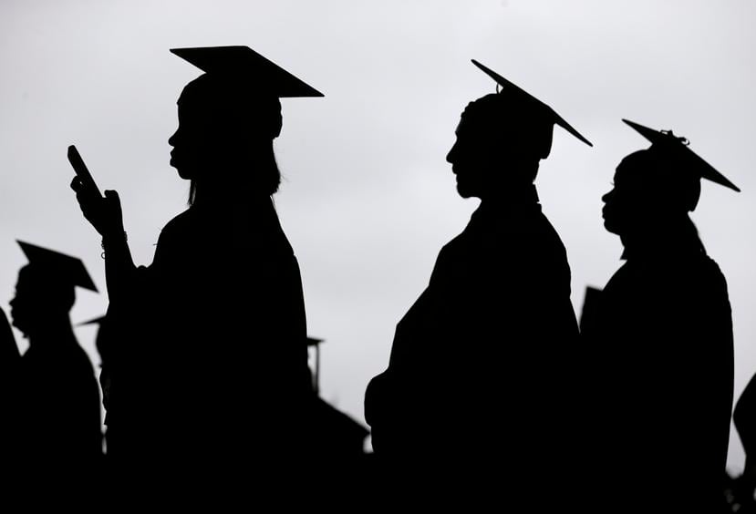 Imagen de archivo muestra a varios graduandos.