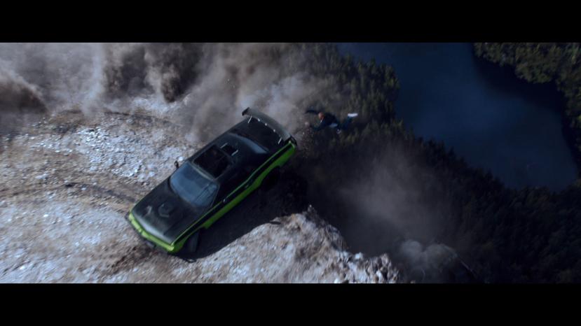 Imagen de una de las escenas de la película 'Furious 7' donde aparece un Dodge Challenger R/T.