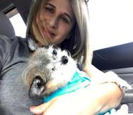 Evelyn Guadalupe relata la satisfacción de rescatar animales desamparados. En la foto con su mascota Pucci.