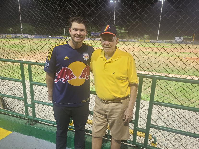 El exjugador dominicano Julián Javier junto a su nieto Eric Ortiz. en un reciente partido de Camuy en el Béisbol Doble A.