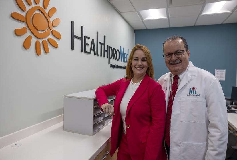 La directora de HealthProMed, Ivonne Rivera, estimó que unas 10,000 personas de San Juan pudieran beneficiarse del nuevo centro. En la foto, le acompaña el pediatra Héctor Villanueva.