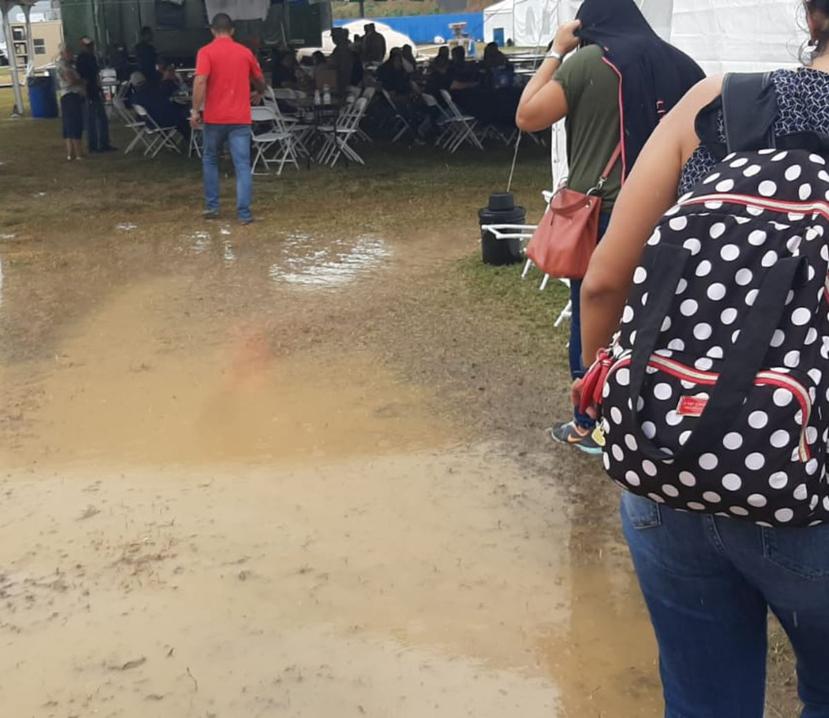 El campamento base en Yauco, con alrededor de 200 refugiados, se llenó de fango tras las lluvias que comenzaron a afectar desde el jueves en la noche. (Suministrada)