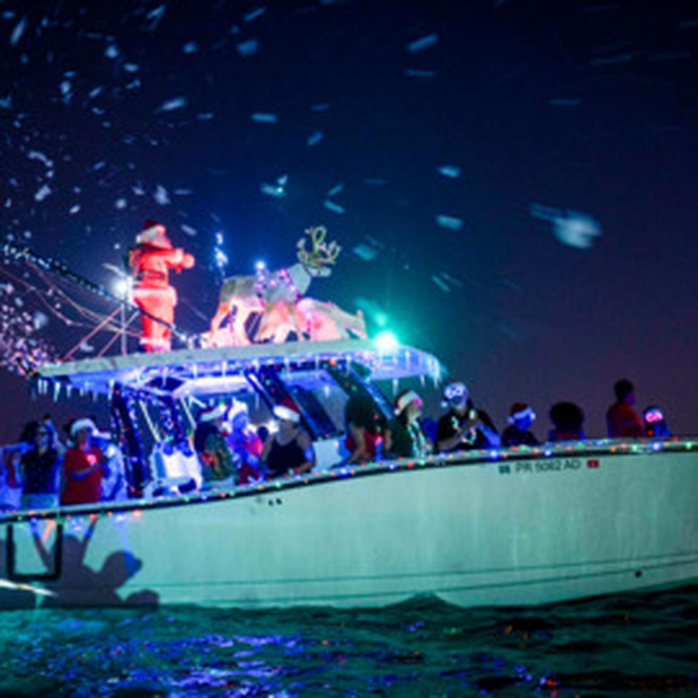 Luces, música y diversión: botes ofrecen un colorido espectáculo en su desfile navideño por la bahía de San Juan