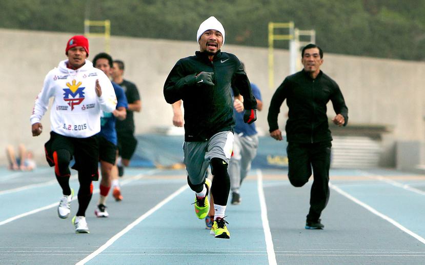 Manny Pacquiao divide sus entrenamientos en la pista de la Universidad de California en Los Angeles.