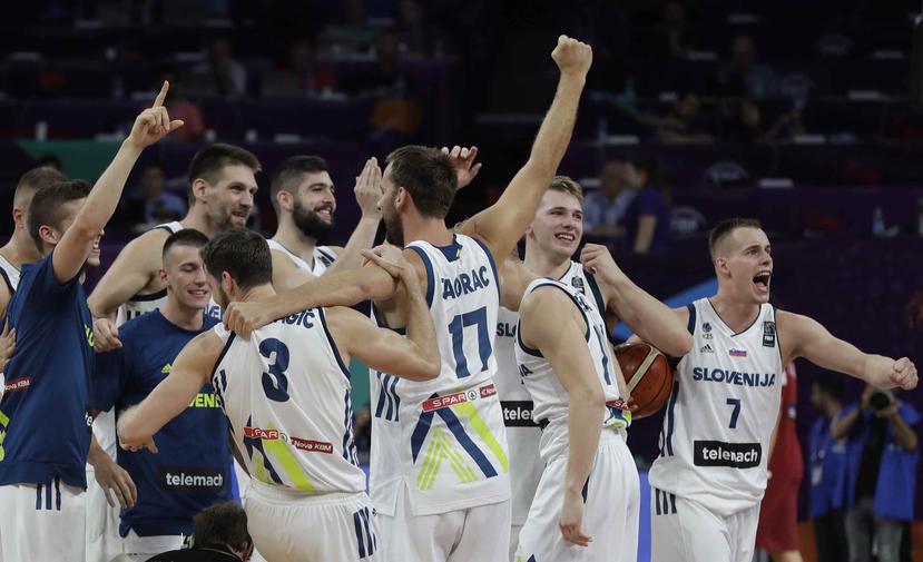 Eslovenia celebra el pase a la semifinal del Eurobasket. (AP)