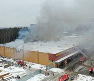 En esta imagen publicada por el servicio de prensa del Ministerio ruso de Emergencias, humo de un incendio saliendo de un centro comercial en Balashikha, a las afueras de Moscú, Rusia.