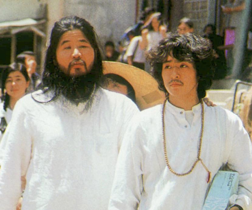 El líder del culto, Shoko Asahara, junto a su colaborador Yoshihiro Inoue, en una fotografía de archivo. Este martes cumplen 23 años del ataque con gas sarín en el metro de Tokio (AP).
