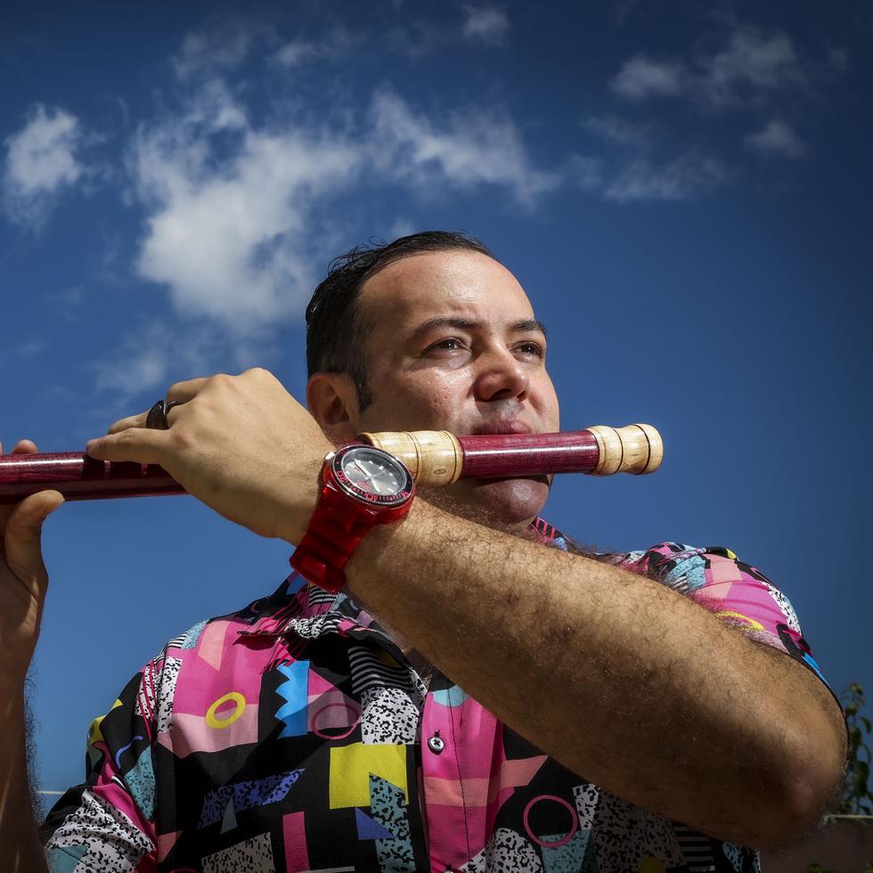 El artesano y creador de la flauta puertorriqueña, Gerardo Hernandez Cortes muestra una de sus creaciones.