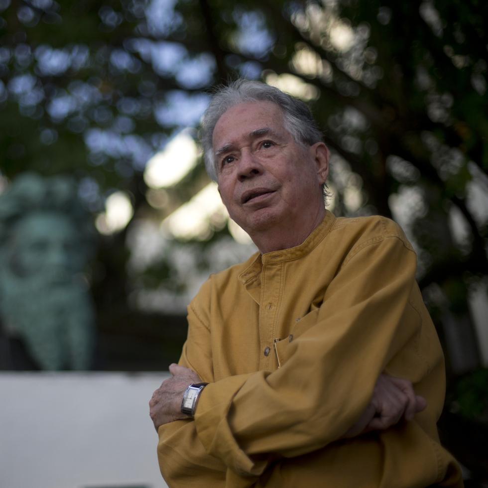 El profesor Félix Ojeda junto al  busto de Betances, ubicado en la Universidad de Puerto Rico, Recinto de Río Piedras.
