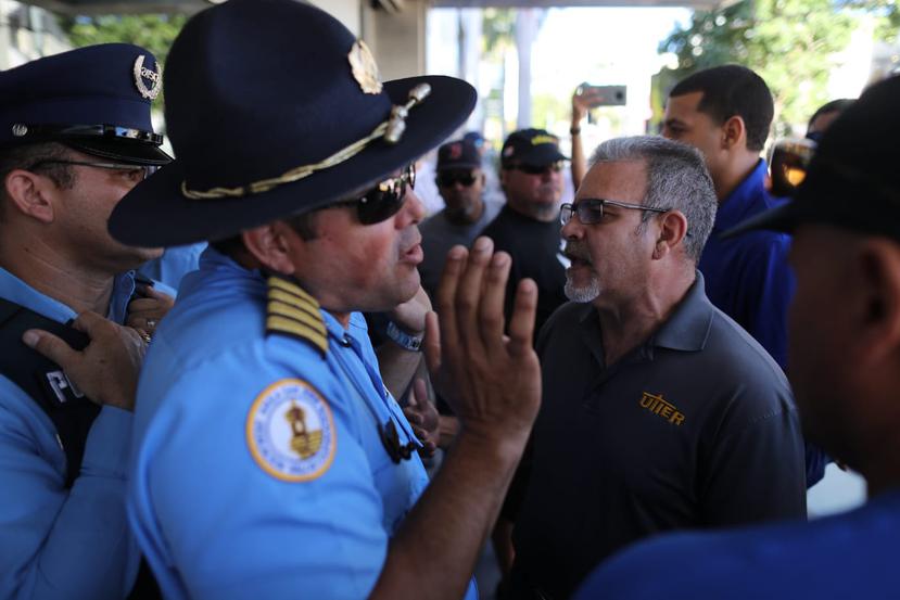 A la izquierda, el presidente de la Utier, quien reclamó la entrada a la policía.