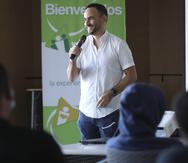 El periodista Jayson Vázquez ofrece charla a los estudiantes de la escuela Belén Blanco de Zequeira.