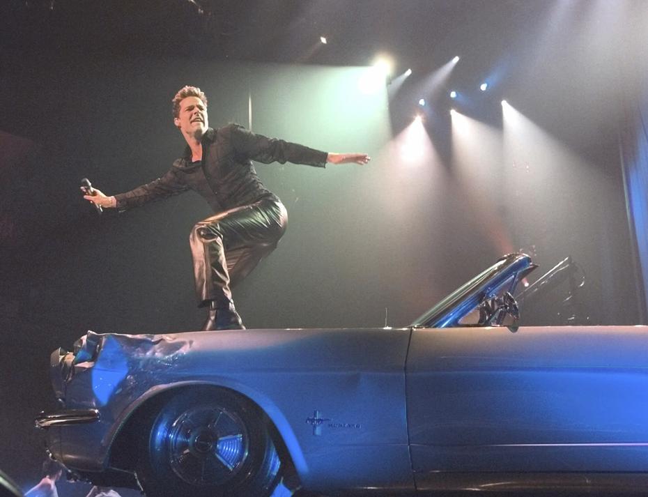 Durante su gira Livin 'La Vida Loca el cantante Ricky Martin bailó encima de un automóvil en el escenario mientras el 20 de octubre de 1999 en el Miami Arena