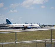 Un avión de JetBlue y otro de Spirit Airlines en el aeropuerto de Fort Lauderdale, en Florida.