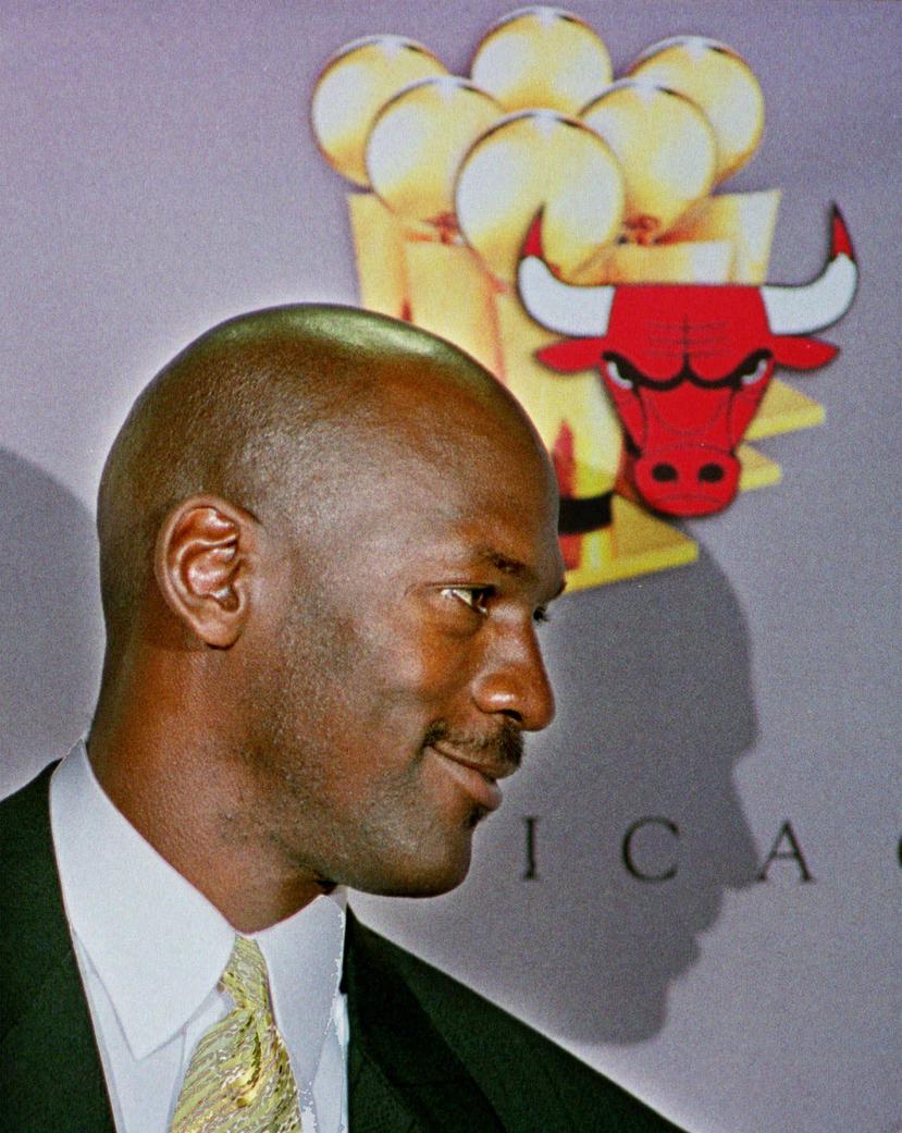 Michael Jordan durante el anuncio de su segundo retiro en 1999. (AP)