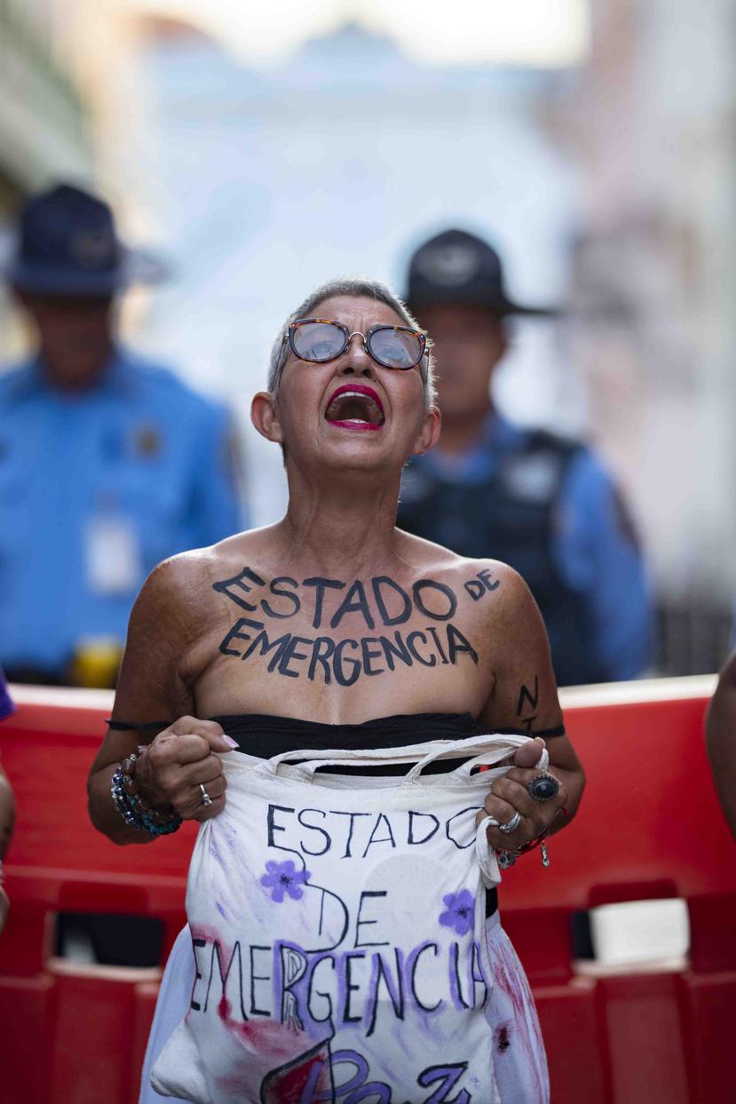 Una manifestante feminista protesta en favor a la activación de un estado de emergencia para atender la violencia de género. (Ramón "Tonito" Zayas)