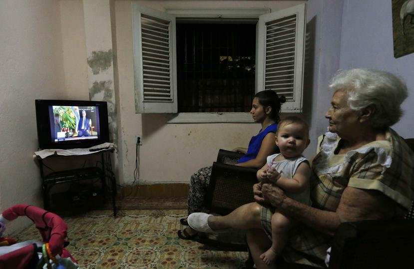 Dos mujeres ven la entrevista al presidente cubano, Miguel Diaz-Canel, de la cadena de televisión TeleSur, transmitida hoy, domingo 16 de septiembre del 2018, en La Habana (Cuba). (EFE)