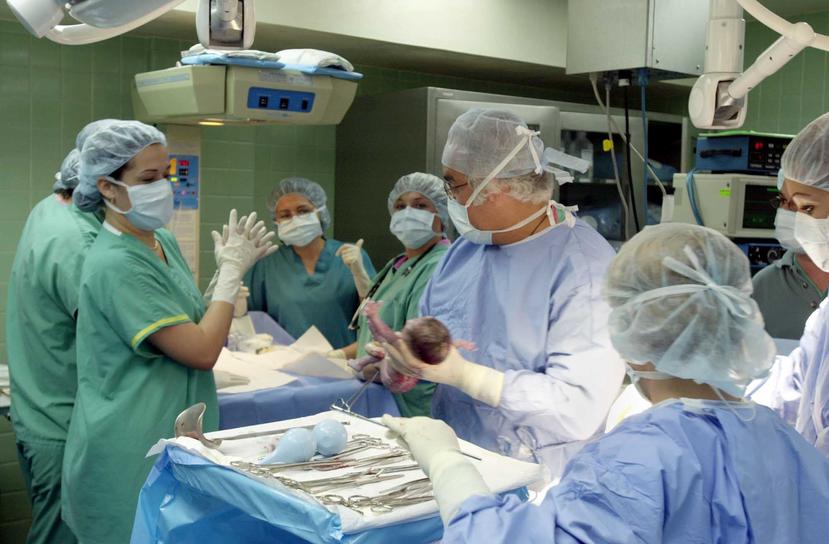 En la foto, personal médico atiende un parto. (GFR Media)