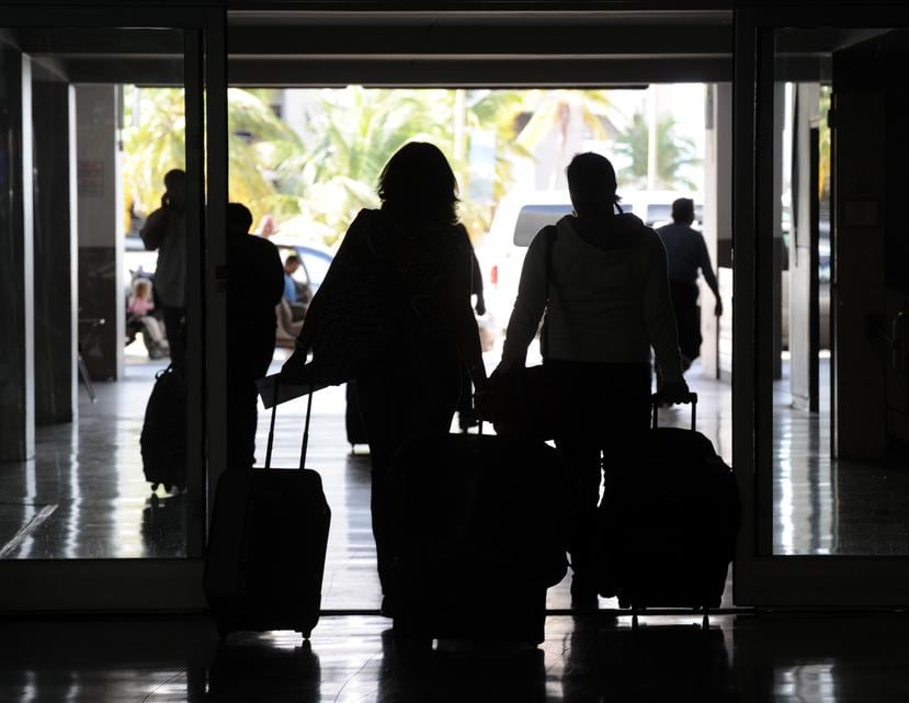 Aerostar Holding, empresa que maneja las operaciones del aeropuerto Luis Muñoz Marín,  informó que suspenderá toda su actividad comercial aérea debido al impacto del huracán María por la isla. (Archivo / GFR Media)