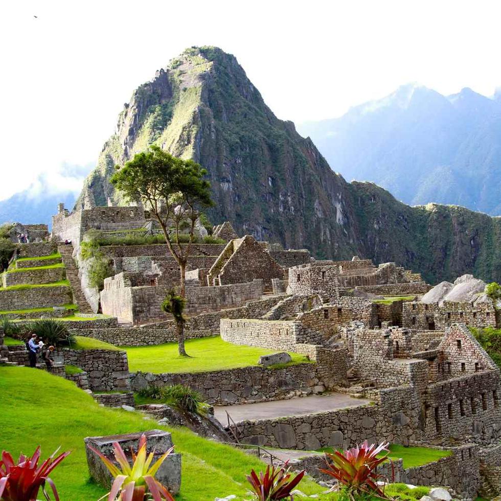 Machu Picchu, en Perú, fue construida en el siglo XV como santuario religioso de los Incas y se ubica en la Amazonía del sureste peruano a 8,169 pies de altura.