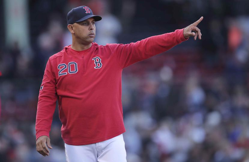 Alex Cora va a su tercera temporada como dirigente con los Red Sox en 2020. (Archivo / AP)