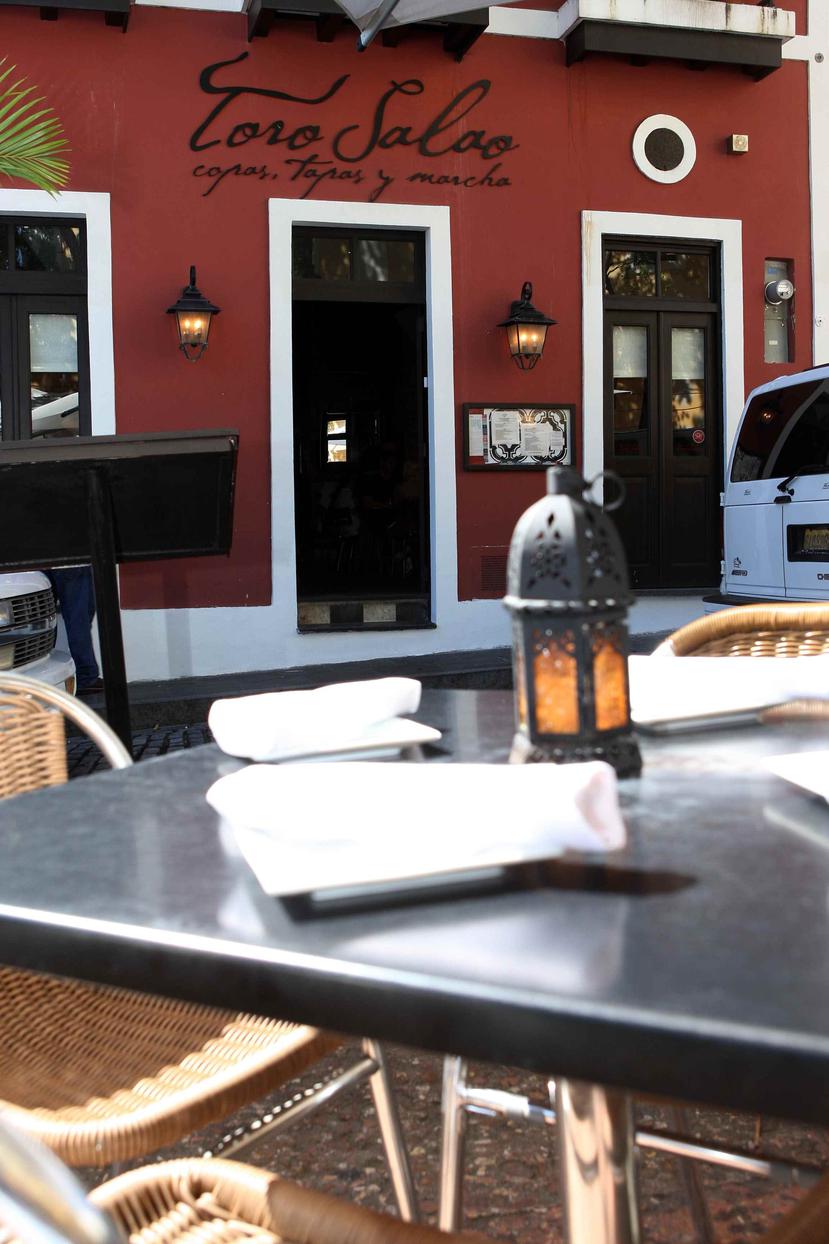 Muchos de los restaurantes del Viejo San Juan te permiten disfrutar de la buena mesa al aire libre. (Archivo/GFR Media)