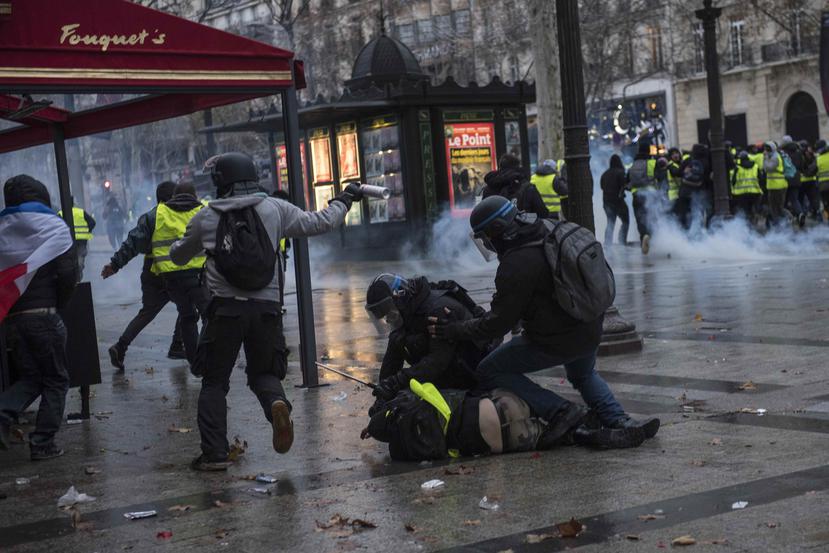 El enojo popular se expresó con violencia en las últimas manifestaciones de los "chalecos amarillos". (EFE)