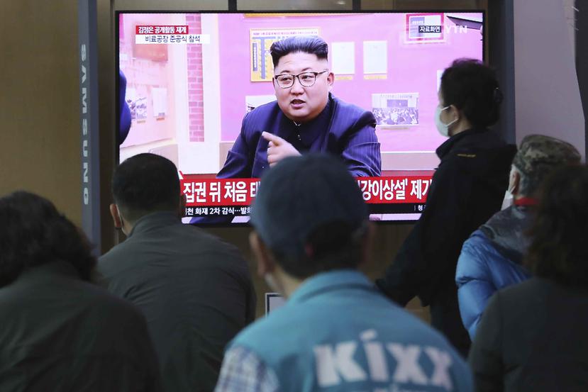 Norcoreanos observan a través de televisores el mensaje de Kim Jong-un. (AP)