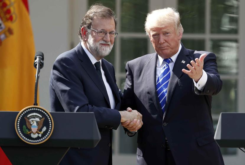 Mariano Rajoy, presidente de España, le estrecha la mano al presidente de Estados Unidos, Donald Trump. (AP)