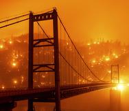 En el año 2020, el estado de California experimentó el incendio forestal más extenso en su historia, identificado como "August Complex". En una foto tomada ese año, las llamas consumen parte del paisaje detrás del puente Bidwell Bar en Oroville, California.