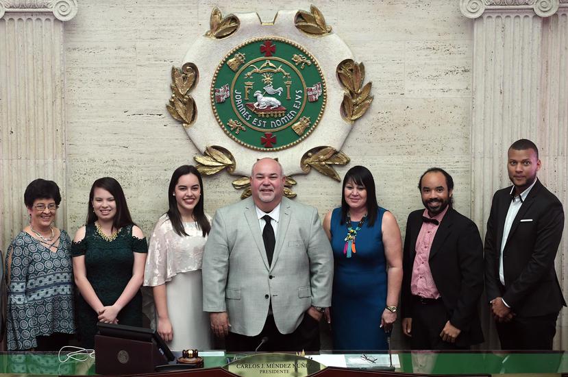 Los ciudadanos que recibieron el premio Excelencia del Servicio al Prójimo junto al presidente de la Cámara de Representantes, Carlos “Johnny” Méndez.