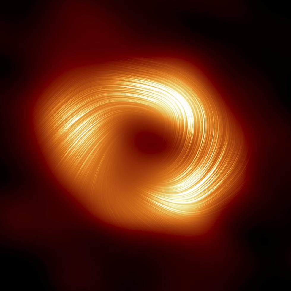Fotografía de un agujero negro supermasivo de la Vía Láctea Sagitario A* en luz polarizada.