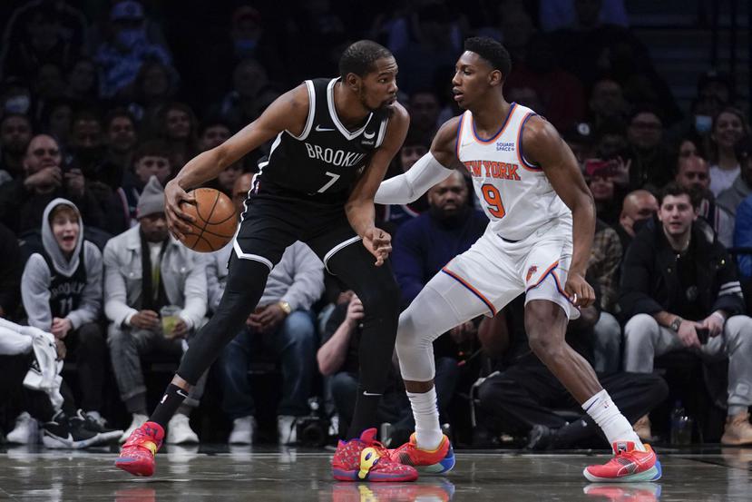 RJ Barrett (derecha), de los Knicks de Nueva York, marca a Kevin Durant, de los Nets de Brooklyn.