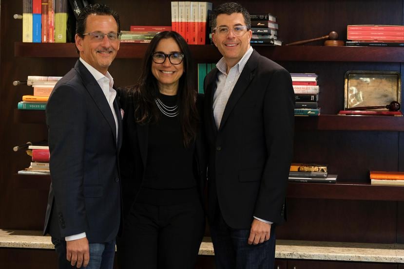 Desde la izquierda: Mark Holzberg, presidente y CEO de Cloud5 Communications; Thelma López, CEO de LinkActiv; y Rob Palleschi, CEO de G6 Hospitality.