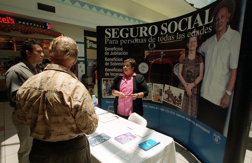 Varias personas reciben orientación del Seguro Social en una estación que se ubicó en el centro comercial Las Catalinas Mall, en Caguas. (GFR Media)