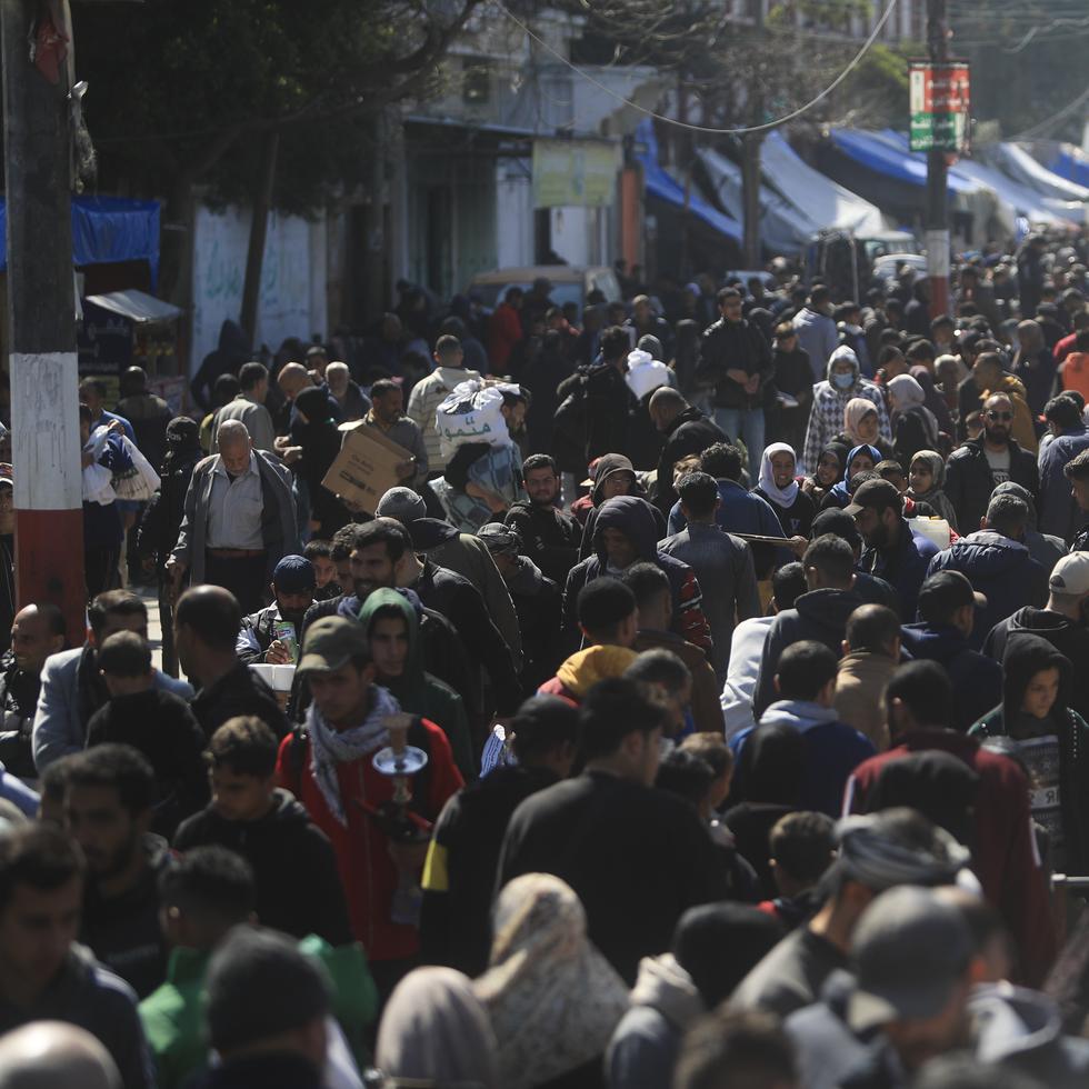 Palestinos abarrotan un mercado en Rafah, en la Franja de Gaza. Se estima que los 1.5 millones de palestinos desplazados por la guerra se han refugiado en la ciudad.