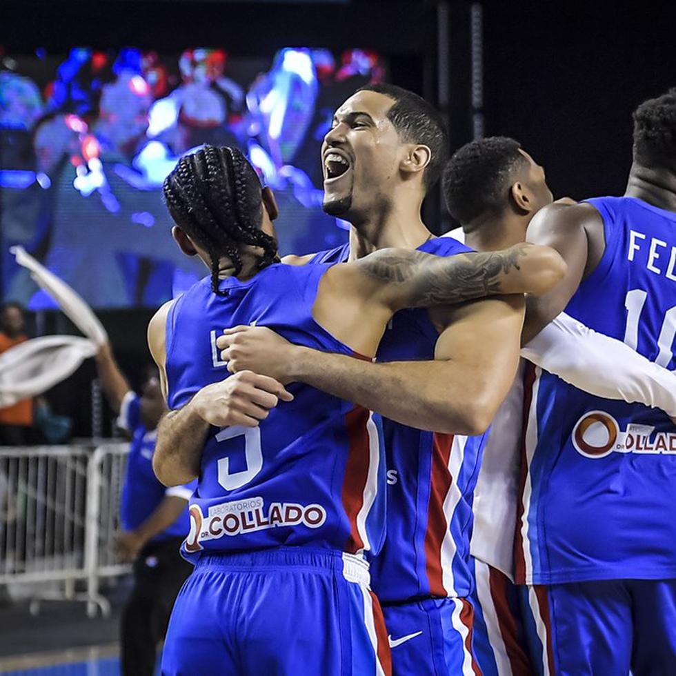 Jugadores dominicanos se abrazan al lograr su ansiado pase al Mundial.